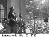 1932 - noch war Berlin eine einzigartige Kulturmetropole, in der auch viele jüdische Künstler eine wichtige Rolle spielten. Gitta Alpar (ung.-jüdische Sängerin) auf einer Wohltätigkeits- Matiné im Berliner Zoo.